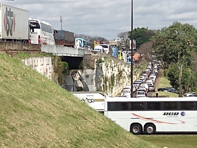 Feriadão de congestionamento nas fronteiras em Foz do Iguaçu