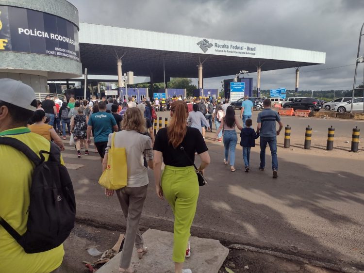 Feriadão de congestionamento nas fronteiras em Foz do Iguaçu
