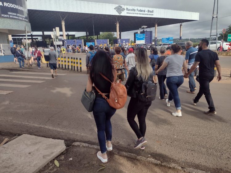 Feriadão de congestionamento nas fronteiras em Foz do Iguaçu