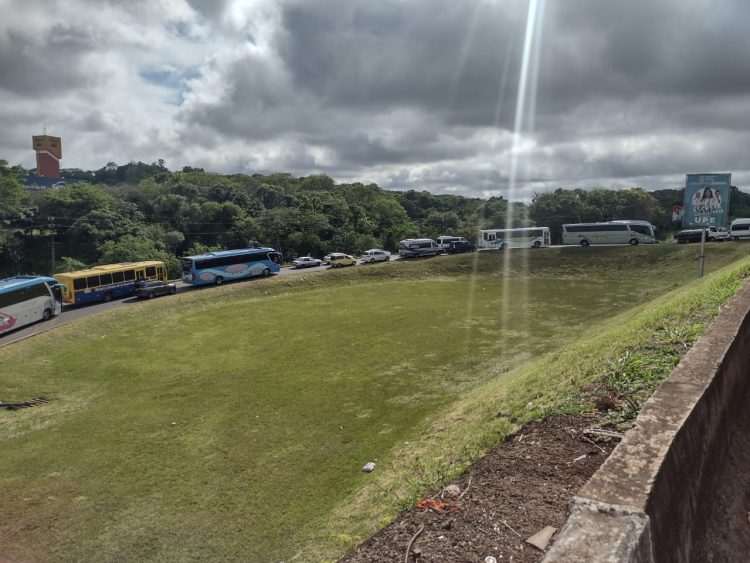 Feriadão de congestionamento nas fronteiras em Foz do Iguaçu