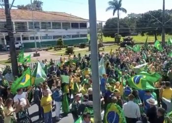 Bolsonaristas se manifestam em frente ao Exército em Foz do Iguaçu