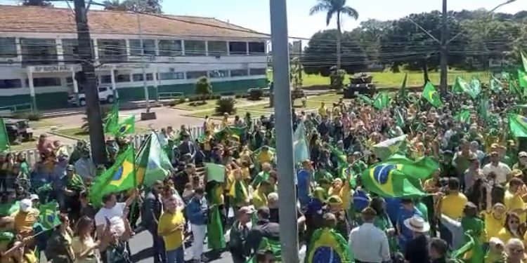 Bolsonaristas se manifestam em frente ao Exército em Foz do Iguaçu