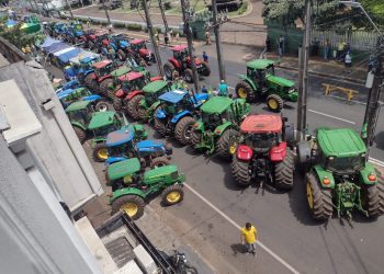 Manifestantes promovem “tratoraço” em Foz do Iguaçu