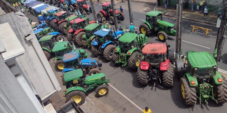 Manifestantes promovem “tratoraço” em Foz do Iguaçu