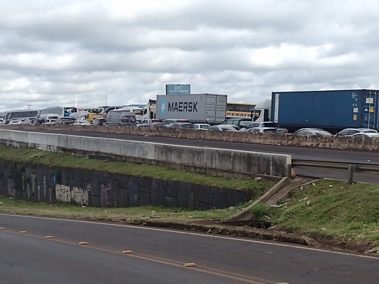 Feriadão de congestionamento nas fronteiras em Foz do Iguaçu