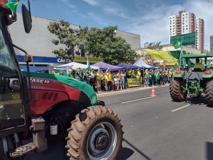 Manifestantes promovem “tratoraço” em Foz do Iguaçu