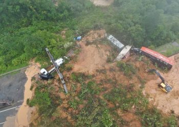 Após chuvas intensas, três rodovias do Litoral têm pontos com bloqueio