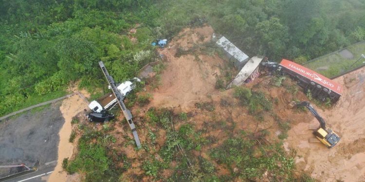 Após chuvas intensas, três rodovias do Litoral têm pontos com bloqueio