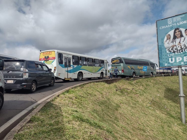 Feriadão de congestionamento nas fronteiras em Foz do Iguaçu