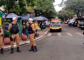 PM e manifestantes entram em acordo para desbloquear ruas em frente ao Batalhão