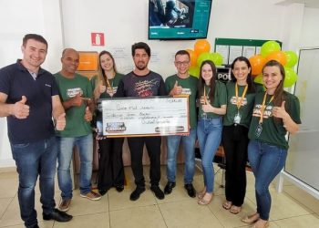 Cresol Conexão entrega mais um prêmio da campanha Poupar para Ganhar