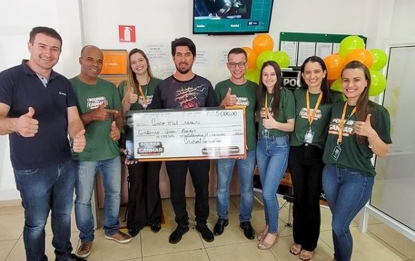 Cresol Conexão entrega mais um prêmio da campanha Poupar para Ganhar