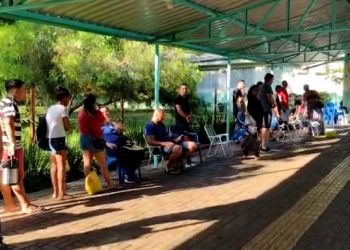 Pais montam barraca em frente à escola para garantir vaga dos filhos