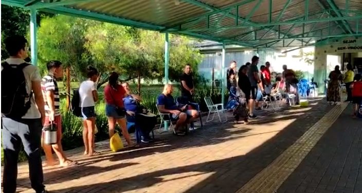 Pais montam barraca em frente à escola para garantir vaga dos filhos