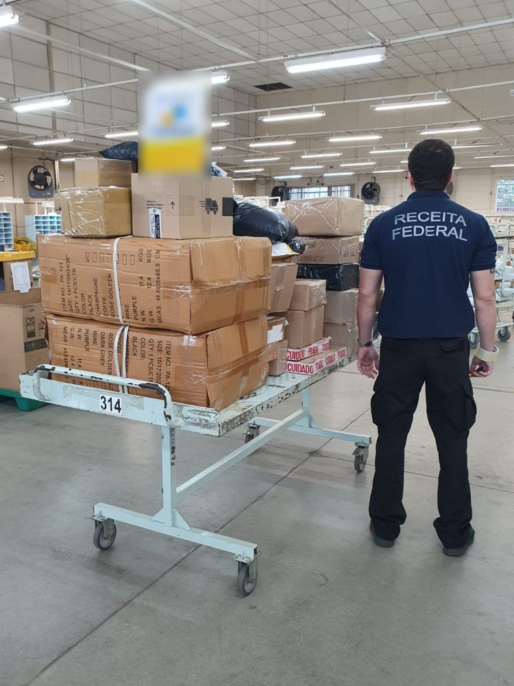 Receita Federal apreende R$40 mil em mercadorias irregulares no centro de distribuição dos Correios