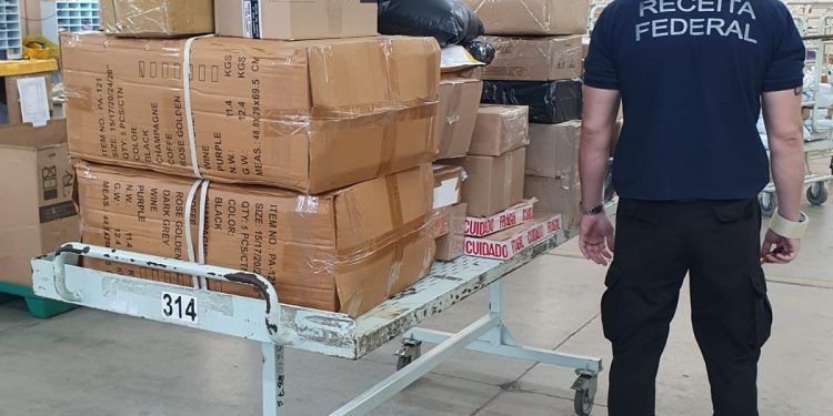 Receita Federal apreende R$40 mil em mercadorias irregulares no centro de distribuição dos Correios