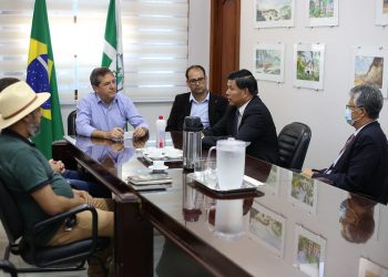 Membros da Embaixada da China no Brasil se reúnem com o prefeito de Foz do Iguaçu