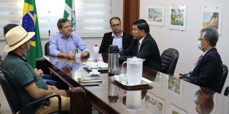 Membros da Embaixada da China no Brasil se reúnem com o prefeito de Foz do Iguaçu