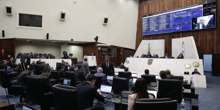 Assembleia aprova aumento do ICMS e criação de novas secretarias de estado