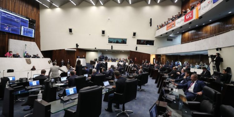 Assembleia aprova venda de ações da Copel; Projeto segue para sanção