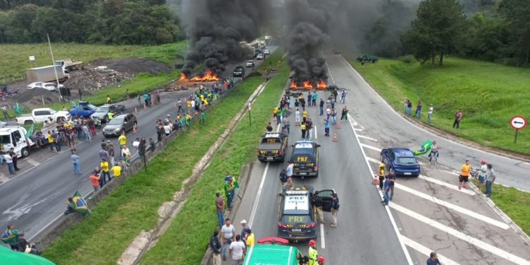 Paraná registra novos bloqueios em rodovias federais neste sábado