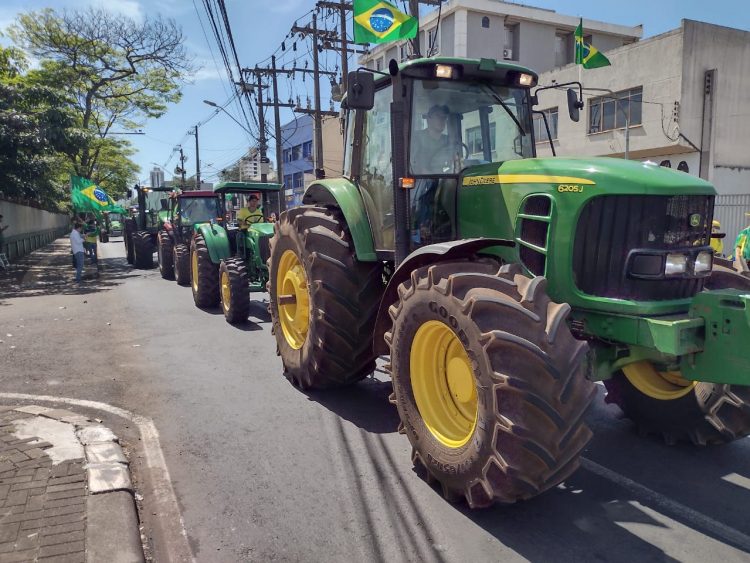 Manifestantes promovem “tratoraço” em Foz do Iguaçu