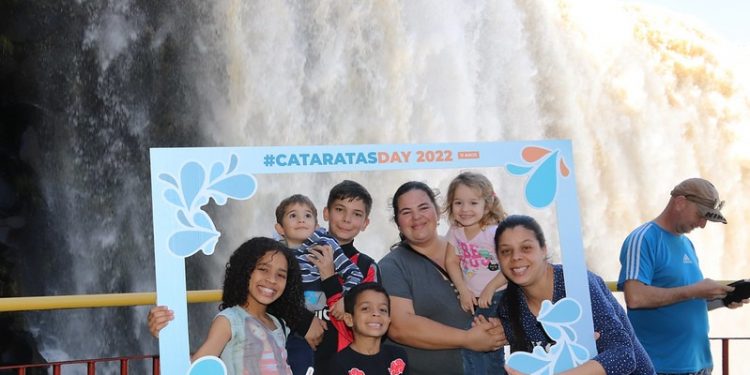 Mais de 2.400 iguaçuenses visitam cartão postal de Foz pelo Cataratas Day
