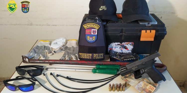 PM prende em flagrante assaltantes em shopping na Avenida das Cataratas