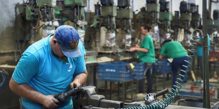 Taxa de desemprego do Paraná cai para 5,3%, menor desde 2014