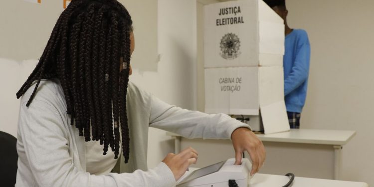 Mesários que faltaram no 1° turno têm até hoje para justificar ausência