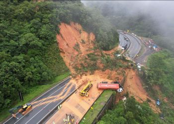Seis pessoas foram resgatas com vida e duas mortas no deslizamento na BR-376