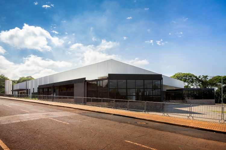 Diretor de Itaipu e prefeito de Foz do Iguaçu visitam futuro Mercado Público