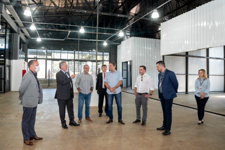 Diretor de Itaipu e prefeito de Foz do Iguaçu visitam futuro Mercado Público