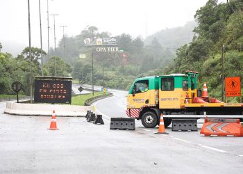 Com risco de deslizamento, BR-376 volta a ser bloqueada