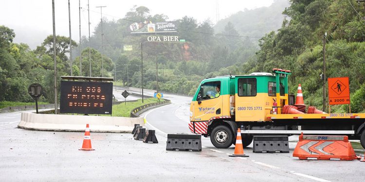 Com risco de deslizamento, BR-376 volta a ser bloqueada