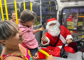 Ônibus iluminado e dirigido por Papai Noel está encantando adultos e crianças