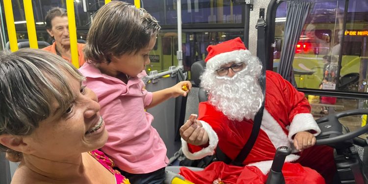 Ônibus iluminado e dirigido por Papai Noel está encantando adultos e crianças