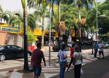 Comércio está com horário especial em Foz do Iguaçu