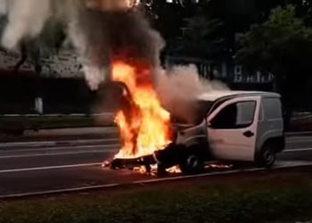 Motor de veículo incendeia na Avenida Paraná