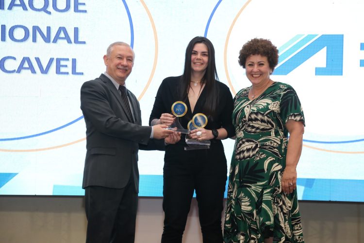 AEFI recebe prêmios pelos projetos e desempenho em Foz do Iguaçu.