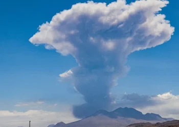 Vulcão que trouxe cinzas ao Brasil em 1993 entra em erupção