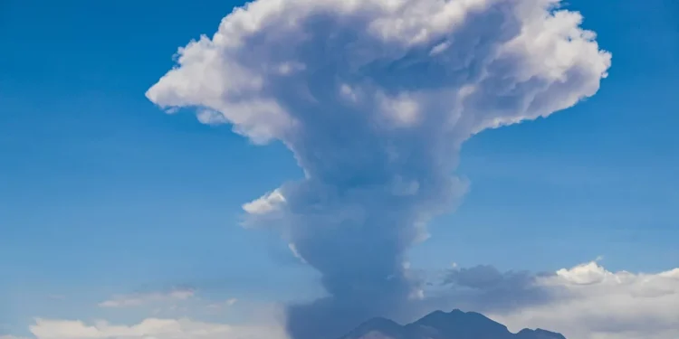 Vulcão que trouxe cinzas ao Brasil em 1993 entra em erupção