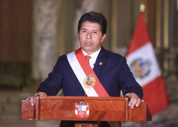 Presidente do Peru é destituído e preso após tentar golpe