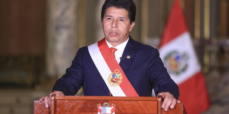 Presidente do Peru é destituído e preso após tentar golpe