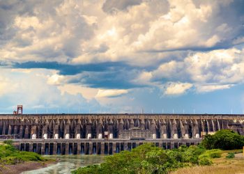 Itaipu alcança marca de 2,9 bilhões de MWh gerados desde 1984