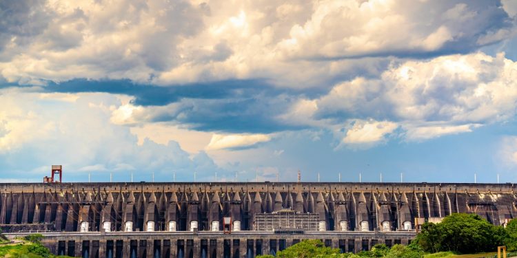 Itaipu alcança marca de 2,9 bilhões de MWh gerados desde 1984