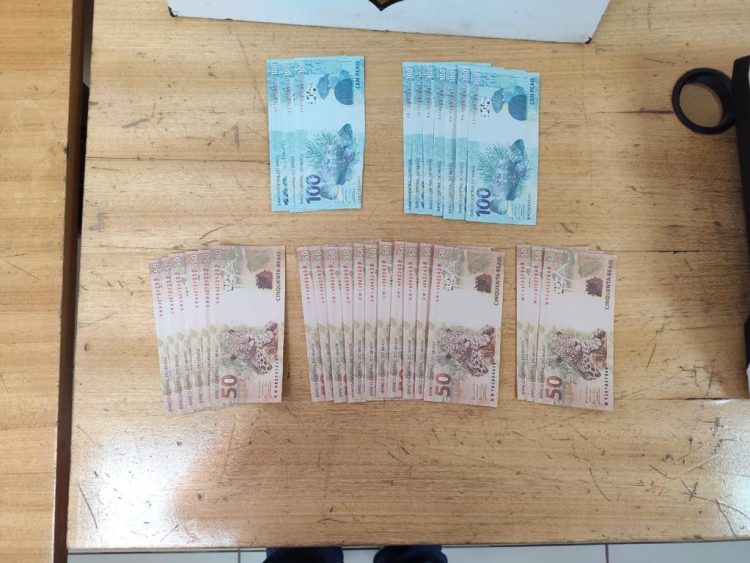 Polícia Federal prende uma pessoa com dezenas de cédulas falsas em Medianeira/PR