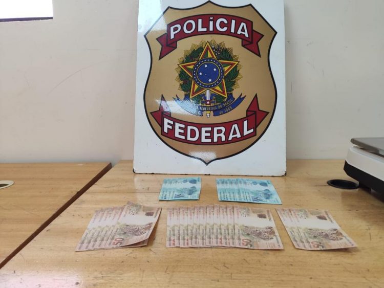 Polícia Federal prende uma pessoa com dezenas de cédulas falsas em Medianeira/PR