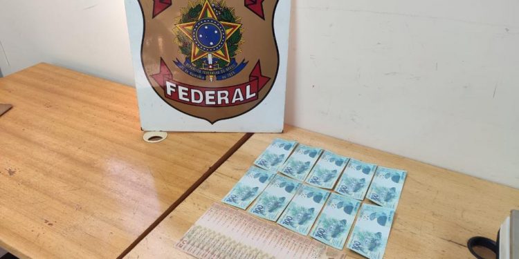 Polícia Federal prende uma pessoa com dezenas de cédulas falsas em Medianeira/PR