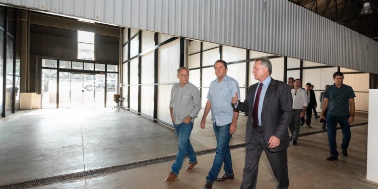 Diretor de Itaipu e prefeito de Foz do Iguaçu visitam futuro Mercado Público